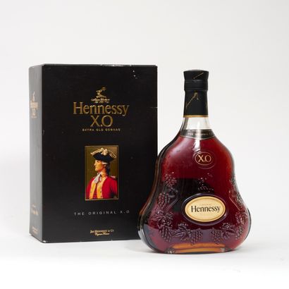 null 1 bouteille de Cognac XO Hennessy présentée dans sa boîte.
