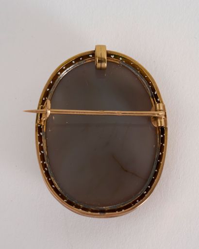 Broche Camé 18K (750/000) yellow gold brooch featuring a large shell cameo depicting...