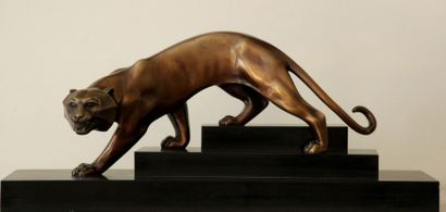 Georges LAVROFF (1895-1991) Tigre à l'affut Sculpture à patine dorée, signée sur...