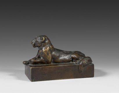 Georges GUYOT (1885-1973) Lionne couchée, bronze à patine médaille, signée, Susse...