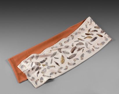 HERMES Grand Châle en soie et angora à motifs de plumes, 130 x 30 cm - Parfait état

Shawl,...