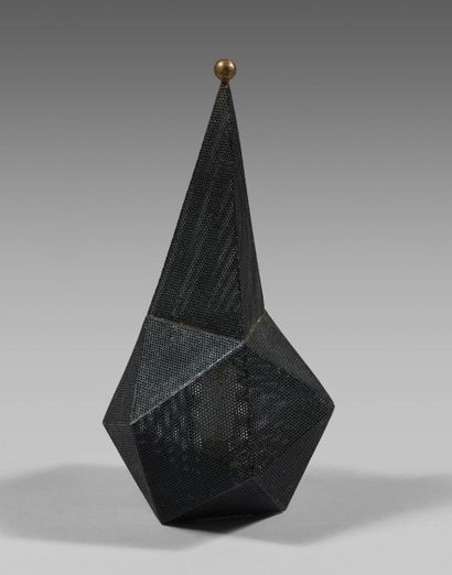 Mathieu MATÉGOT (1910-2001) Lampe Bagdad, 1954
Tôle perforée et plié
35,5 x 20 cm

Bagdad...