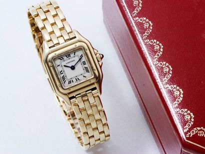 CARTIER ''PANTHERE'' PM Montre bracelet de dame or 750 millièmes, cadran ivoire avec...