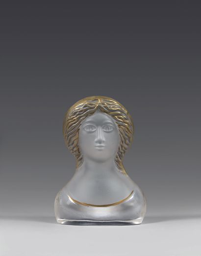 DAUM, Pierre ROULOT (1917-2007) Buste de jeune femme en verre partiellement doré...