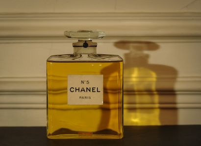 CHANEL Chanel

«N°5» Flacon Géant Factice de décoration (légère fêlure sur le haut)

(21,5cm)

Chanel...