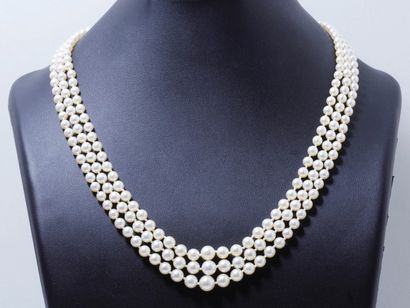 null Collier composé de 3 rangs perles de culture en chute d'environ 3.5 à 7.7 mm....