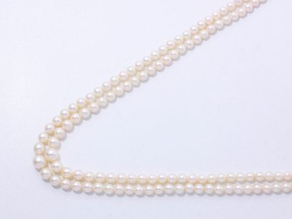 null Collier composé de 2 rangs de perles de culture en chute d'environ 5 à 7.7 mm....