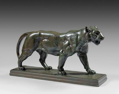 Antoine Louis BARYE (1796-1875) Tigre qui marche (sur plinthe) Bronze à patine vert...