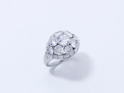 VAN CLEEF & ARPELS Bague dôme en platine 850 millièmes, centrée d'un diamant de taille...