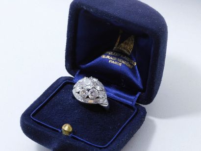 VAN CLEEF & ARPELS Bague dôme en platine 850 millièmes, centrée d'un diamant de taille...