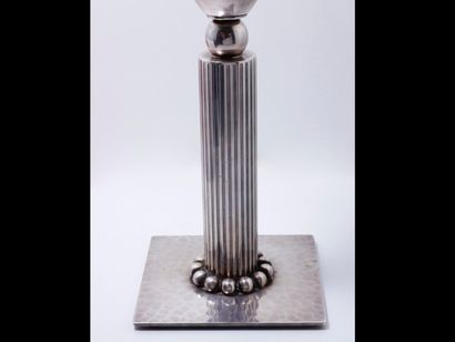 Jean DESPRES (1889-1990) Coupe sportive en métal argenté posant sur un socle carré...