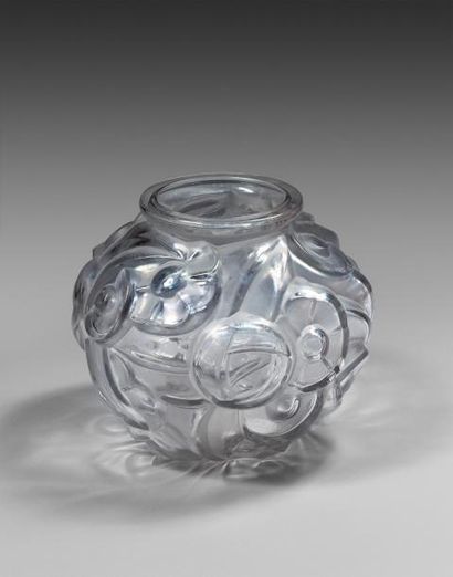 David GUERON (XXème siècle) Vase en verre mouluré à motif floral - H. 20 cm - D 23...