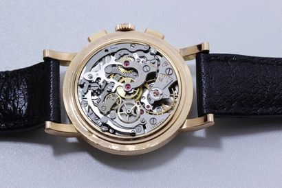 OMEGA Montre chronographe en or 750 millièmes, cadran argenté 3 compteurs avec index...