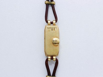 JAEGER LECOULTRE Montre bracelet de dame en or 750 millièmes, cadran ivoire avec...