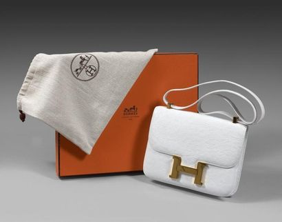 HERMES HERMES - Paris Made in France
Sac modèle Constance en cuir d'autruche blanc.
Taille...