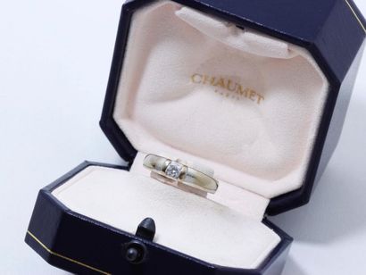 CHAUMET Bague jonc en or 750 millièmes rhodié, ornée d'un diamant brillanté en serti...