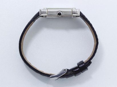 REGNIER Montre bracelet de dame en métal, cadran noir avec chiffres romains appliqués....