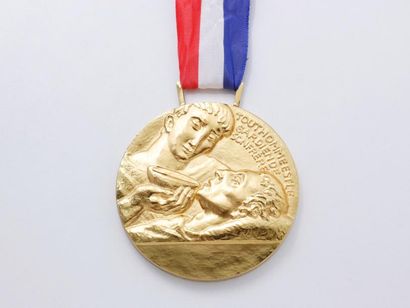 ARTHUS BERTRAND Médaille en métal doré faite à l'occasion de la rencontre de jumelage...
