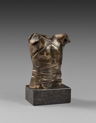 Igor MITORAJ (1944-2014) Cuirasse - Bronze signé - Hauteur : 11 cm - 14, 5 cm avec...