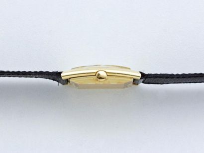 JAEGER 

Montre bracelet d'homme en or 750 millièmes, boîte curvex, cadran ivoire...