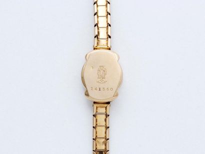 LIP 

Montre bracelet de dame en or 750 millièmes, cadran ivoire avec index appliqués....