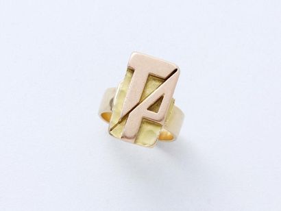 Jean Després 

Bague chevalière 2 tons d'or 750 millièmes partiellement martelé,...