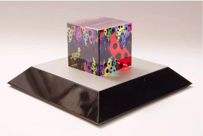 Yayoi KUSAMA (Né en 1929) Cube Love Is Calling, 2013 - Cube en verre sur pied en...