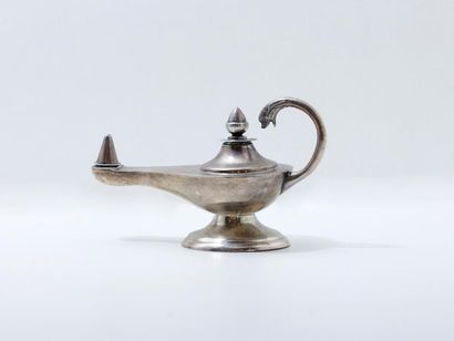 MACIEL, Mexico Lampe à huile de forme antique (''lampe d'Aladin'') en argent uni,...