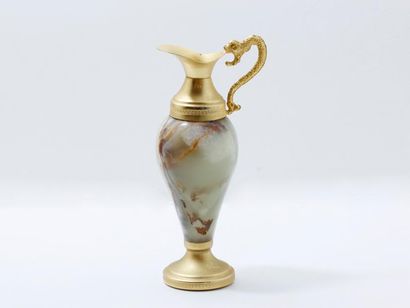 AIGUIÈRE Vase représentant une aiguière, le corps en onyx vert, le piètement et l'encolure...