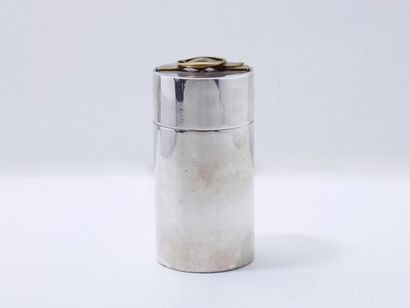 HERMES Briquet de table cylindrique en métal argenté uni, le couvercle orné d'un...