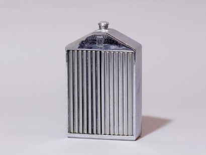 ARGENTERIE Flacon en métal argenté représentant une calandre de Rolls-Royce ornée...