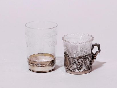 null Lot composé d'un verre et une tasse en cristal blanc gravé, les supports en...