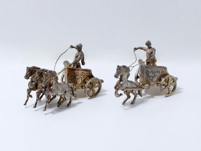 null Paire de sujets en vermeil figurant des chars romains tirés, l'un par 3 chevaux,...
