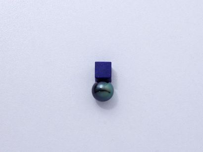 PATRICK LIONNET Pendentif en or 750 millièmes, composé d'un cube en lapis-lazuli...