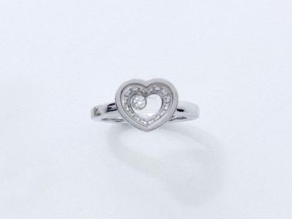 CHOPARD Bague en or gris 750 millièmes, stylisant un coeur diamanté retenant un diamant...