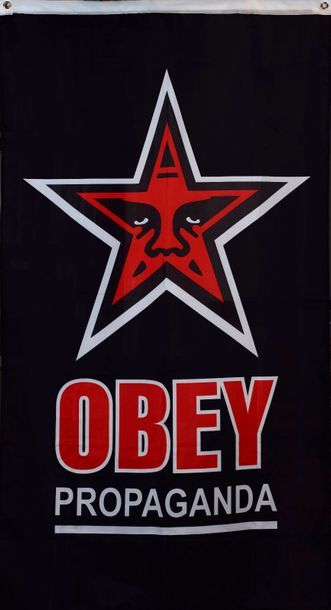 - Shepard FAIREY OBEY -Obey Propaganda, 2010, drapeau promotion - 156 x 91 cm
