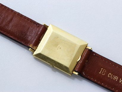 OMEGA OMEGA

Montre bracelet d'homme en or 750 millièmes, cadran doré avec index...