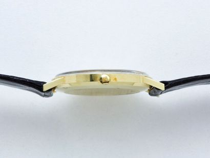 ZENITH ZENITH

Montre bracelet d'homme en or 750 millièmes, cadran doré avec index...