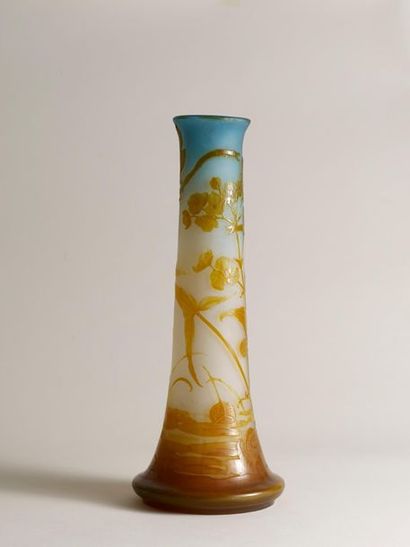 GALLE Vase Gallé - Vase verre multicouche à décor de libellules et de roseaux - H....