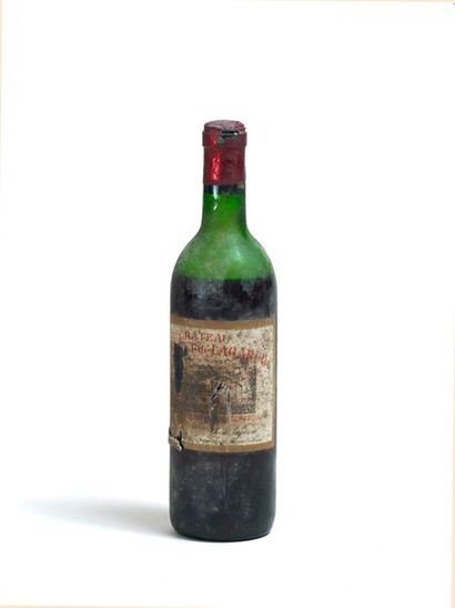 VINS 2 bouteilles : 1 bouteille Clos Signat 1952 - Etat : Niveau début épaule et...