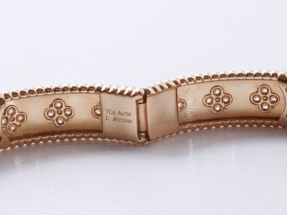 VAN CLEEF & ARPELS VAN CLEEF & ARPELS Collection ''PERLÉE TRÈFLES'' Grand modèle

Bracelet...