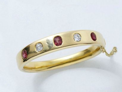 Bracelet Bracelet jonc rigide ouvrant en or 750 millièmes décoré de 2 diamants coussin...
