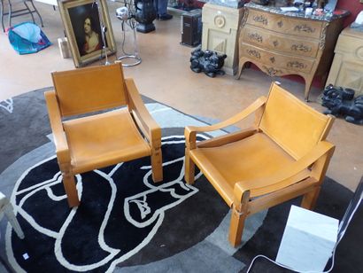  PIERRE CHAPO (1927-1987) Paire de fauteuils modèle SAHARA OU S10 en orme et cuir,... Gazette Drouot