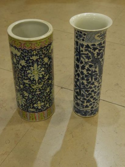 null Lot 2 Vases rouleau en porcelaine Circa Chine 1960 avec marque