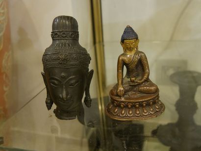 null 244+245 - 1 tête en bronze et un buddha