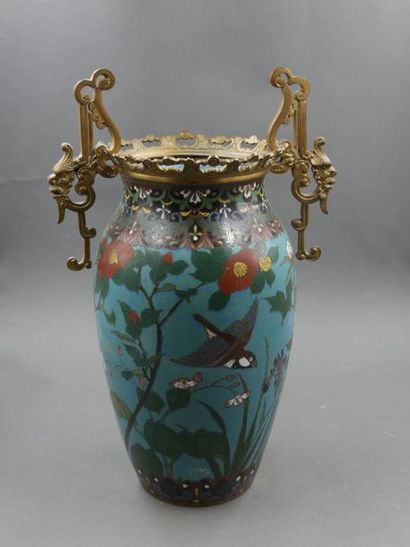null Vase en émaux cloisonnés à décor de fleurs, monture en bronze doré, CHINE, Epoque...