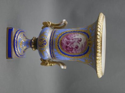 null Vase médicis en porcelaine bleue et or à médaillons roses, signé "Sèvres D",...