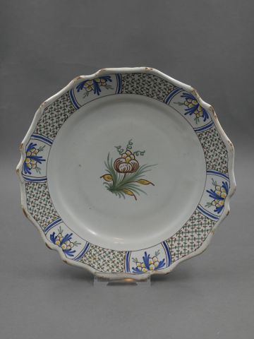 null Lot de 4 assiettes anciennes en faïence XIXe et plat en porcelaine de Delft