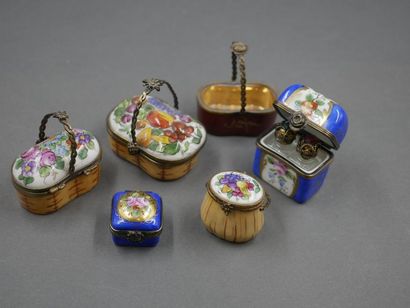 null Ensemble de six boîtes en porcelaine de Limoges peintes à la main en forme de...