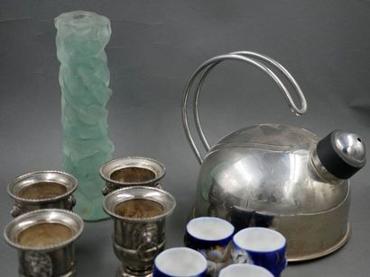 null Bouilloire design en métal avec 4 petits vases médicis en métal argenté, 4 verres...